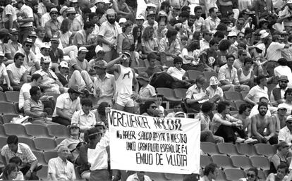 Una pancarta reclama la presencia en el Gran Premio de España de Fórmula 1 del piloto madrileño Emilio de Villota. Sus primeras carreras las realizó en el recién construido circuito del Jarama con un coche comprado con sus ahorros y ayudado por familiares y amigos. A principios de los 70, los equipos privados podían comprar coches viejos y competir junto a los oficiales en la fórmula 1. Gracias a sus buenos resultados consiguió la superlicencia, obligatoria para correr en F1. Para dedicarse en exclusiva al automovilismo, había dejado su puesto de director en una sucursal del Banco Ibérico. Su equipo fue el primero en inscribirse en la fórmula 1 con licencia española. En 1981 Ecclestone estaba decidido a dejar fuera de la competición a los equipos privados y logró la exclusión del español. El padre de la también piloto María de Villota (fallecida en 2013 por las complicaciones de un accidente el año anterior) participó en los entrenamientos libres del viernes y fue esta la última participación de un equipo no oficial en los grandes premios de F1.