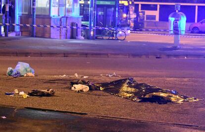 Una manta térmica cubre el cuerpo de Anis Amri tras ser tiroteado por la policía de Milán, en el barrio Sesto San Giovanni.