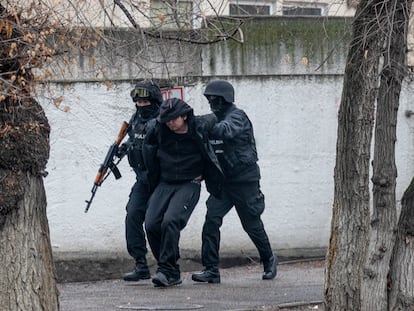 Unos policías antidisturbios detenían a un manifestante, este sábado en Almaty.