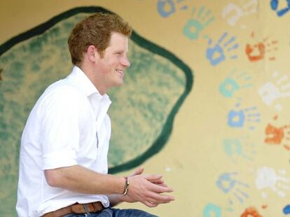 El pr&iacute;ncipe Enrique durante su visita a una escuela para ciegos en Lesoto, en febrero pasado.