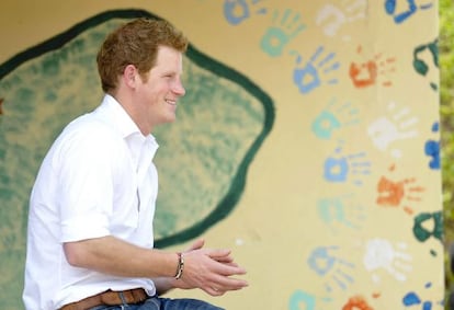 El príncipe Enrique durante su visita a una escuela para ciegos en Lesoto, en febrero pasado.