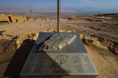 Masada, yacimiento arqueológico que comprende los restos de varios palacios y fortificaciones que se localizan en la cumbre amesetada de una montaña aislada en la región oriental del desierto de Judea, próxima a la costa sudoccidental del mar Muerto. 