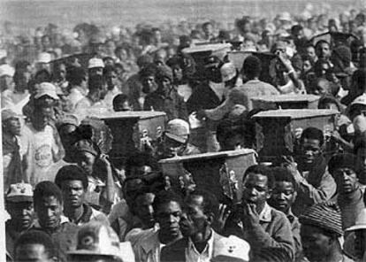 Imagen de 1985 de un funeral en Kwa por 15 personas que murieron durante una protesta contra el <i>apartheid.</i>