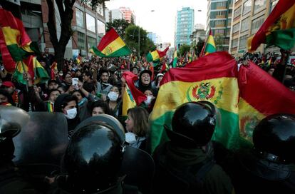 Um grupo de manifestantes protesta nesta terça-feira em La Paz.