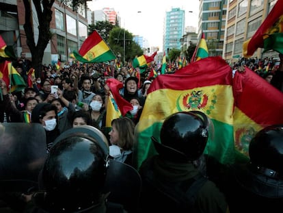 Um grupo de manifestantes protesta nesta terça-feira em La Paz.