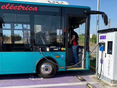 Uno de los momentos de recarga del autobús que este lunes ha recorrido la distancia entre Barcelona y Madrid.