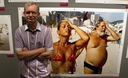 Martin Parr junto a una de sus fotograf&iacute;as. 