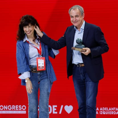 SEVILLA, 29/11/2024.- La ministra de Igualdad, Ana Redondo entrega uno de los premios Rosa Manzano al expresidente del Gobierno José Luis Rodríguez Zapatero, durante el 41 Congreso Federal del PSOE este viernes en Sevilla. EFE/Julio Muñoz