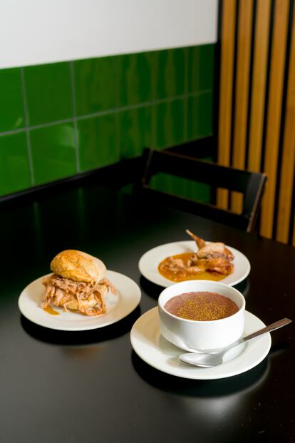 Plato de cuchara 'papas de sarrabulho' y otras especialidades del restaurante Conga Casa das Bifanas, en Oporto.