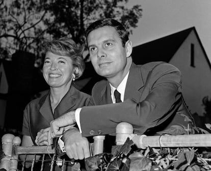 Louis Jourdan, junto con su mujer, Berthe Fredrique, en su casa de Beverly Hills.