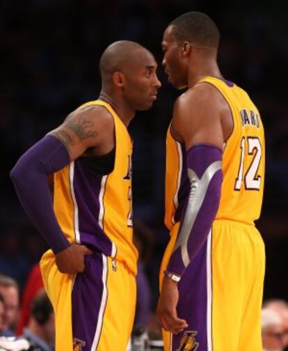 Kobe Bryant y Dwight Howard, durante el partido ante Dallas.  