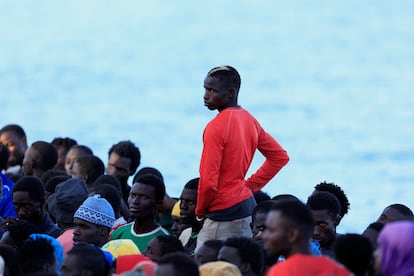 Un cayuco con inmigrantes a la espera de desembarcar en el puerto de Arguineguín, en Gran Canaria.