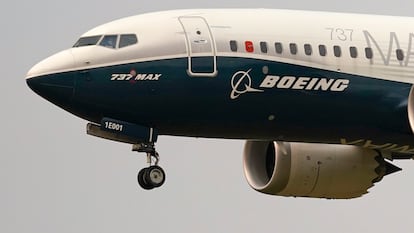 Un avión Boeing 737 Max, pilotado por el jefe de la Administración Federal de Aviación (FAA), Steve Dickson, se prepara para aterrizar en Boeing Field luego de un vuelo de prueba en Seattle.