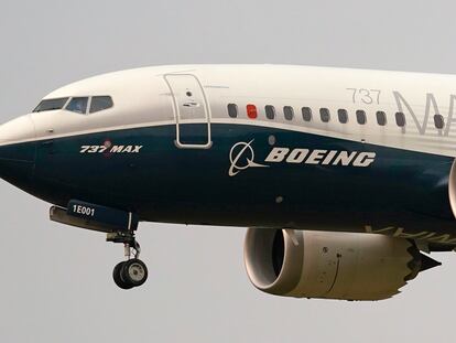 Un avión Boeing 737 Max, pilotado por el jefe de la Administración Federal de Aviación (FAA), Steve Dickson, se prepara para aterrizar en Boeing Field luego de un vuelo de prueba en Seattle.