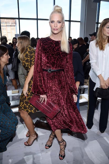 Poppy Delevingne se apunta a dos de las tendencias de la temporada: terciopelo y semirecogido coronado por un moño.