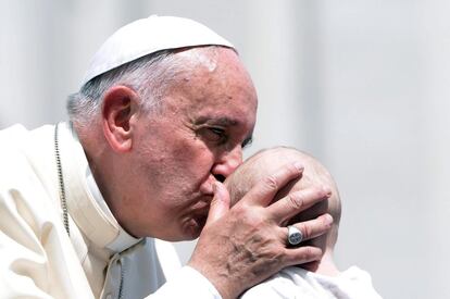 El papa Francisco besa la frente a un bebé durante la Audiencia General de los miércoles celebrada en la Plaza de San Pedro en El Vaticano.