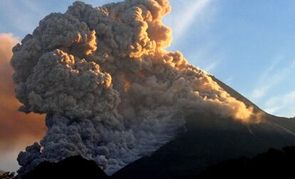 La actividad del Merapi no ha dejado de aumentar en los últimos días y sobre todo después del destructivo terremoto que asoló a finales del mes pasado la región de Yogyakarta, en el centro de la isla de Java, con más de 6.000 muertos.