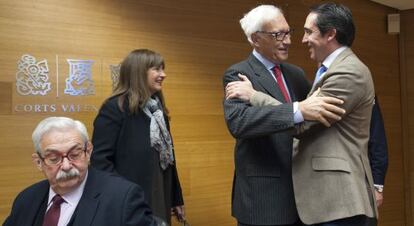 El Síndic de Comptes, Rafael Vicente Queralt (a la izquierda, de pie), saluda al diputado Rubén Ibáñez.