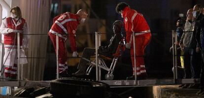 Un immigrant és atès per la Creu Roja quan va arribar al port de Catània (Itàlia), dilluns de matinada.