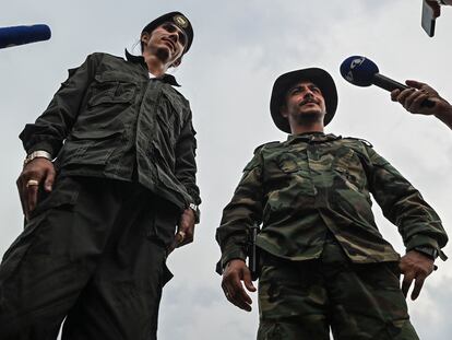 Los comandantes de las disidencias de las FARC, alias Andrey y alias Danilo, responden las preguntas de la prensa, en las sabanas del Yarí, el 15 de abril de 2023.