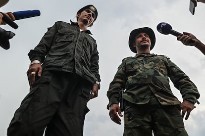 Los comandantes de las disidencias de las FARC, alias Andrey y alias Danilo, responden las preguntas de la prensa, en las sabanas del Yarí, el 15 de abril de 2023.