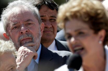 Lula ouve o discurso de Dilma Rousseff, ap&oacute;s a presidenta ser afastada do Governo no dia 12 de maio. 