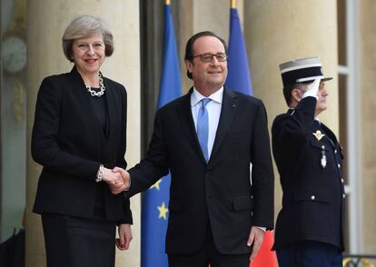 Theresa May, primera ministra británica, recibida por François Hollande en El Elíseo.