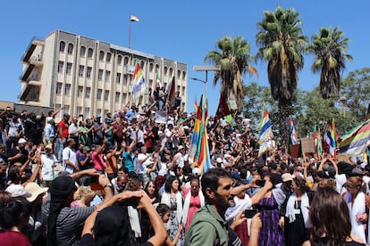 En esta foto difundida por Suwayda24, varias personas organizan una protesta mientras ondean banderas drusas en la ciudad meridional de Sueida (Siria), este viernes.