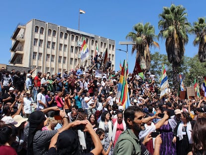 En esta foto difundida por Suwayda24, varias personas organizan una protesta mientras ondean banderas drusas en la ciudad meridional de Sueida (Siria), este viernes.