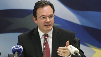 El exministro griego de Finanzas, Yorgos Papaconstant&iacute;nu, durante una rueda de prensa (archivo). 