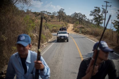 Guardias comunitarios recorren una de las carreteras de la sierra.