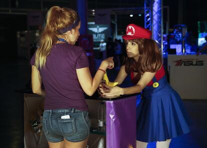 Una de las asistentes al Dreamhack de Valencia parece recien salida de uno de los juegos más populares, el de Super Mario Bros, desarrollado por Nintendo a principios de los años 80.