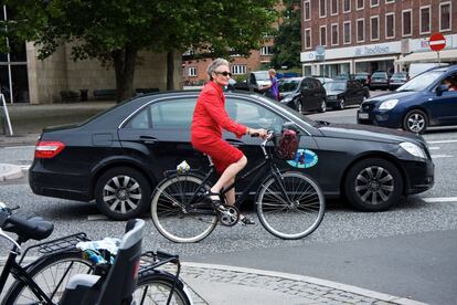Impecable, de rojo y a pedales por Copenhague.