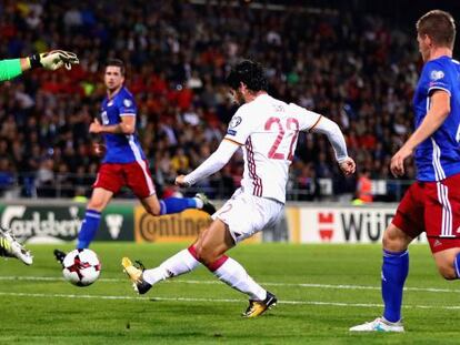 Isco marca el tercer gol de España en Liechtenstein.