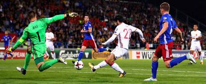 Isco marca el tercer gol de España en Liechtenstein.