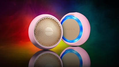 Piel radiante en minuto y medio. El nuevo dispositivo de mascarillas UFO 2 de Foreo no solo destaca por su gran potencia y diseño minimalista, sino que lo hace también por su gran efectividad, ya que es capaz de dejar un cutis limpio de impurezas en tan solo 90 segundos. Para ello cuenta con tecnología de luces LED de espectro completo, así como con pulsaciones patentadas y rutinas de cuidado facial de crioterapia y termoterapia avanzadas. Es, además, cinco veces más rápido que su antecesor. Precio: 279 euros.