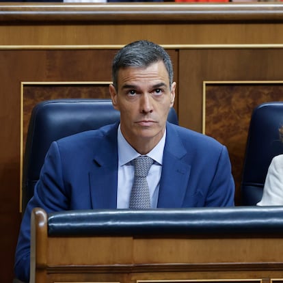 MADRID, 18/06/2025.- El presidente del Gobierno, Pedro Sánchez y la vicepresidenta primera, María José Montero, al inicio de la sesión de control al Ejecutivo que se celebra este miércoles en el Congreso. EFE/ Mariscal
