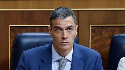 MADRID, 18/06/2025.- El presidente del Gobierno, Pedro Sánchez y la vicepresidenta primera, María José Montero, al inicio de la sesión de control al Ejecutivo que se celebra este miércoles en el Congreso. EFE/ Mariscal