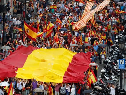 Un grupo de gente ondea banderas espa&ntilde;olas y senyeras en Barcelona, el pasado 30 de septiembre.