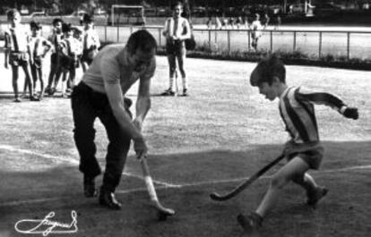 Joaquín Dualde, en un entrenamiento improvisado con niños.