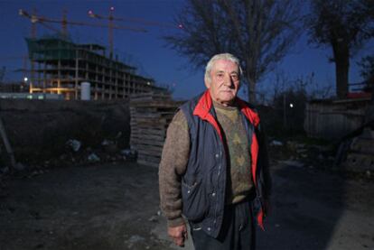 Fidel Serrano, next to his shack in Getafe in which he has lived for 30 years.