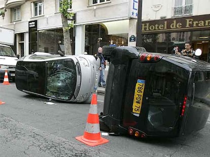 Coches volcados en París