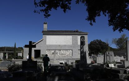 Exterior del mausoleo, visto desde el camposanto de Mingorrubio, donde reposan, entre otros, los restos mortales del almirante Luis Carrero Blanco, que fue presidente del Gobierno franquista hasta que fue asesinado por ETA en 1973, y Carlos Arias Navarro, que le sucedió en la jefatura del Gobierno hasta la llegada de Adolfo Suárez.