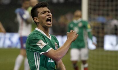 Lozano durante un juego con México