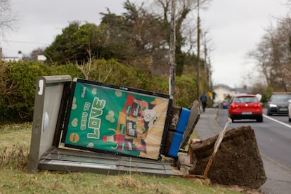 Una parada de autobs destruida debido a la tormenta ?owyn, en alerta roja extrema segn el servicio meteorolgico irlands, en Galway, Irlanda, el 24 de enero de 2025.