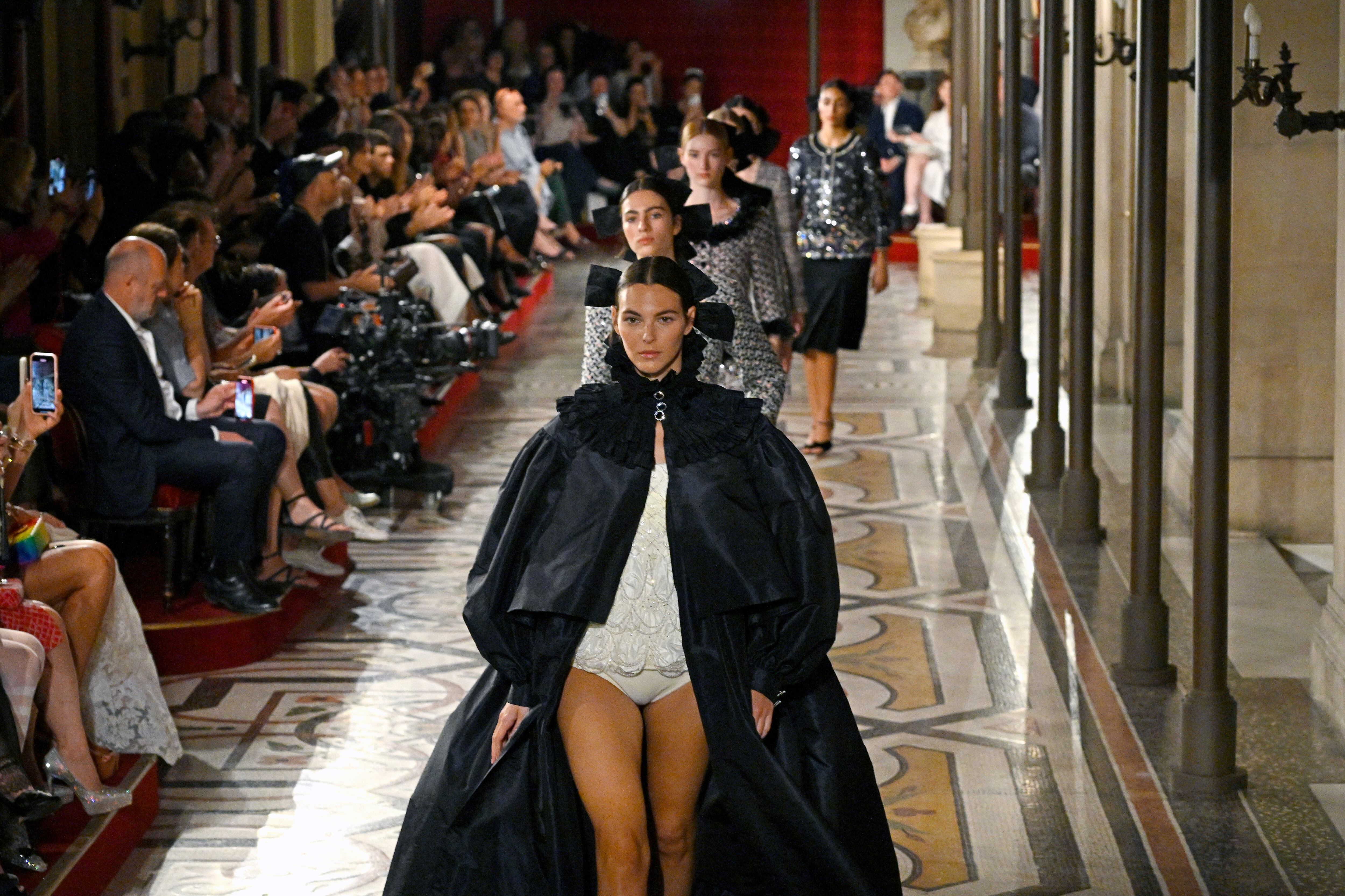 Desfile de alta costura de Chanel, en la ópera Garnier de París el 25 de junio de 2024.