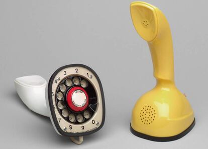 El teléfono más molón que podía verse en las películas de estilo 'midcentury' es este de Ericsson, diseñado por los suecos Hugo Blomberg, Ralph Lysell y Hans Gösta Thames entre 1949 y 1954. |