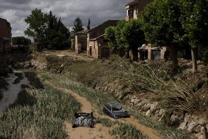 Dos coches permanecen hundidos en un barrizal tras ser arrastrados por las riadas que se han producido en Tafalla.