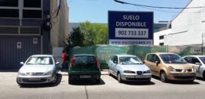 Un fiat punto verde ocupaba este martes el acceso del camión al solar.