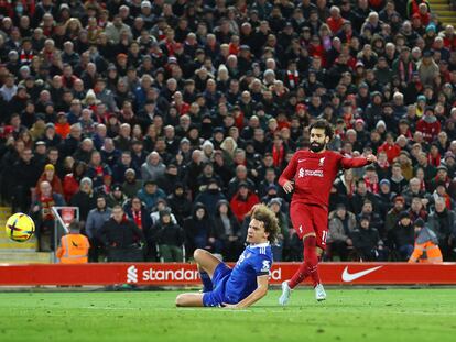 Mohamed Salah dispara a portería en el Liverpool - Leicester de este viernes.